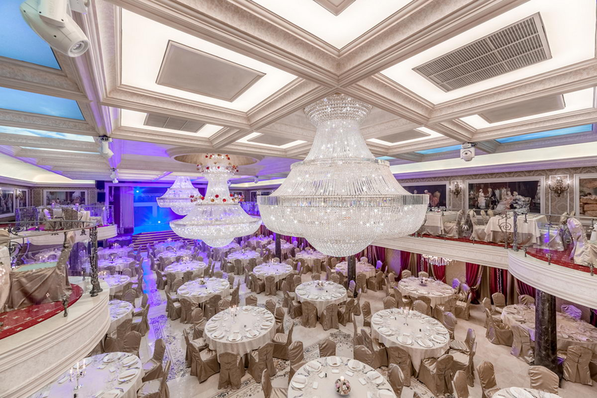 Sala de bal pregătită pentru petrecere